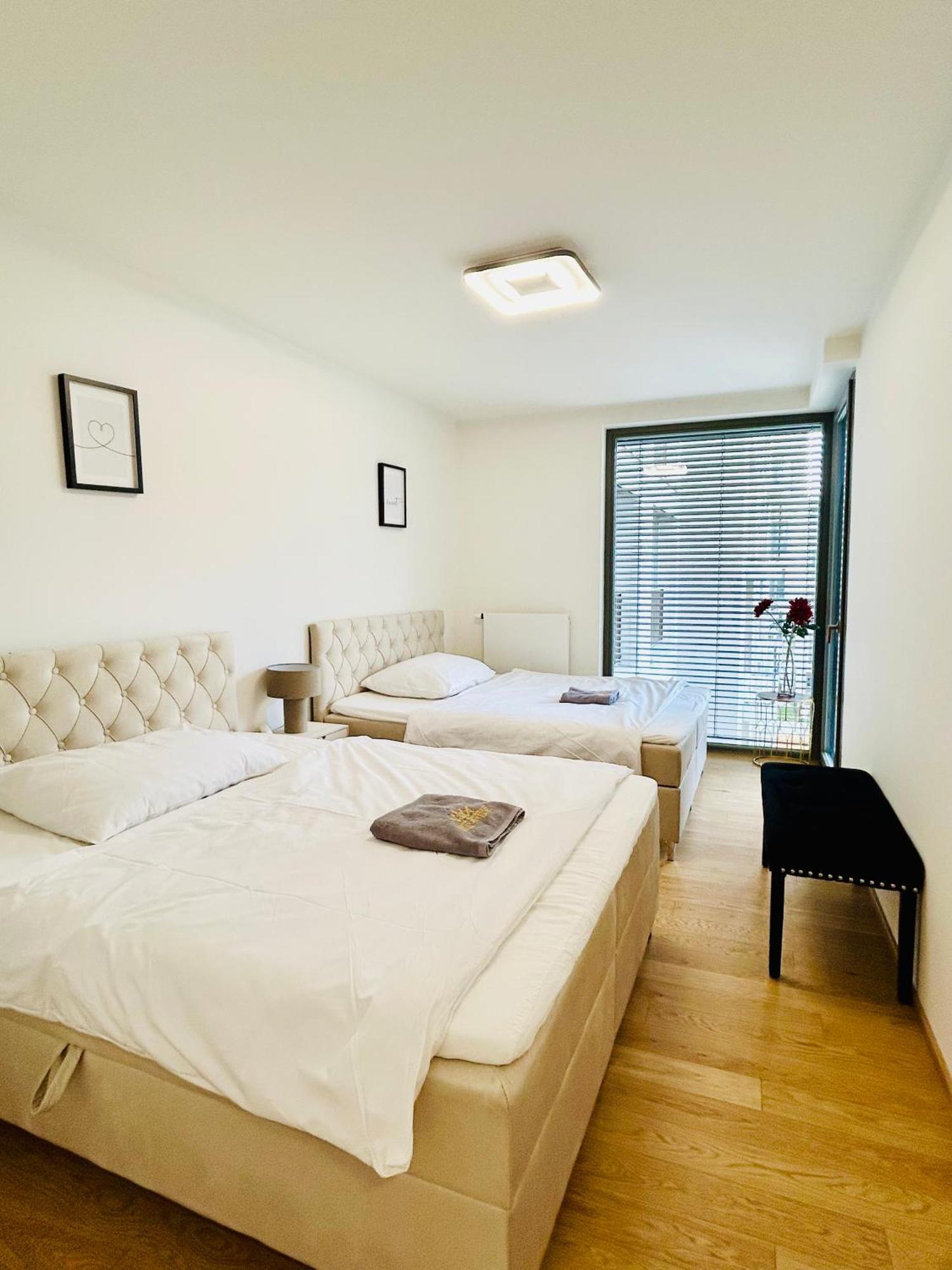 New Luxury At Andel Metro Station Apartment Prag